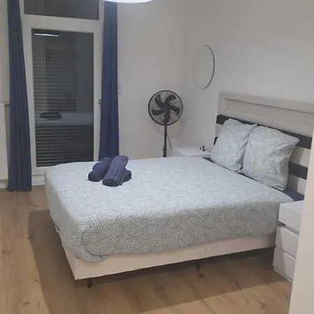 Spacious 2br Flat With Balcony In The Greater Paris Area * 생투앙