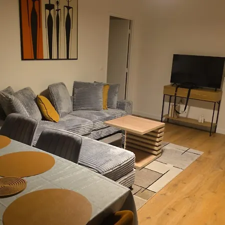 Spacious 2br Flat With Balcony In The Greater Paris Area 생투앙